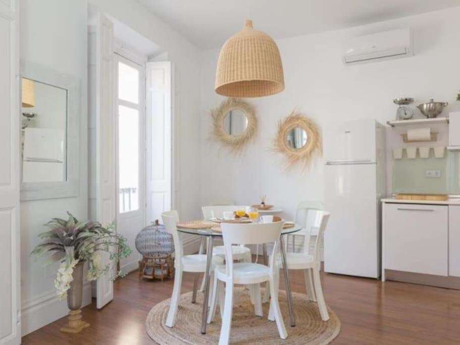 Chic Casa Cathedral At Calle Fresca 2-Bedroom Apartment In Malaga City Center Dış mekan fotoğraf