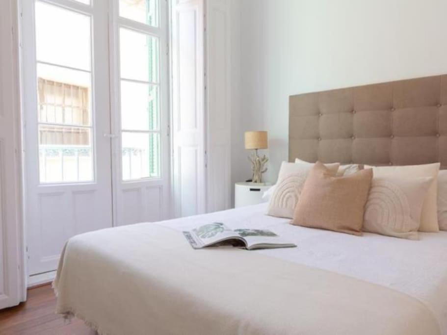 Chic Casa Cathedral At Calle Fresca 2-Bedroom Apartment In Malaga City Center Dış mekan fotoğraf