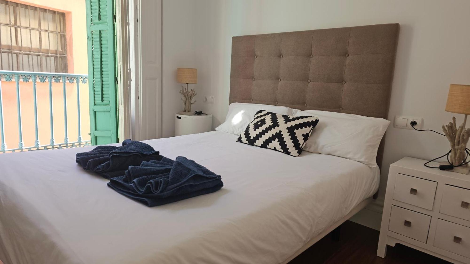 Chic Casa Cathedral At Calle Fresca 2-Bedroom Apartment In Malaga City Center Dış mekan fotoğraf